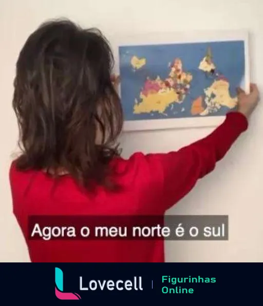 Mulher de costas apontando para mapa-múndi na parede, vestindo blusa vermelha e com cabelo castanho médio, com a frase 'Agora o meu norte é o sul' destacada