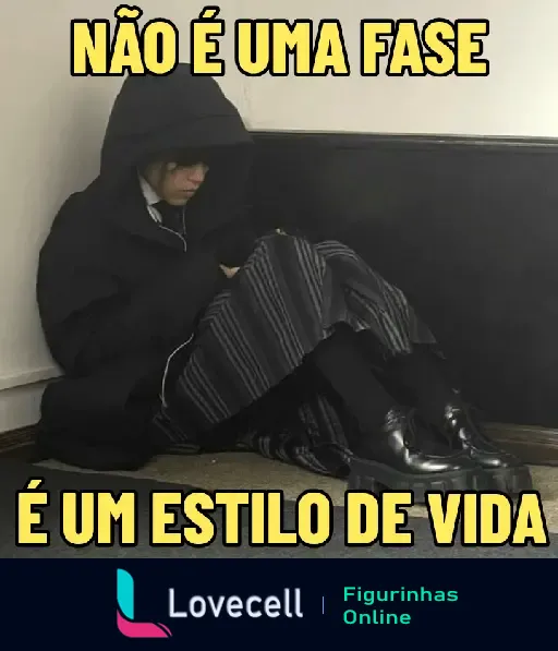 Figurinha da WANDINHA com a frase 'Não é uma fase, é um estilo de vida'. Mostra uma pessoa sentada, vestida de preto com um capuz, em um canto.