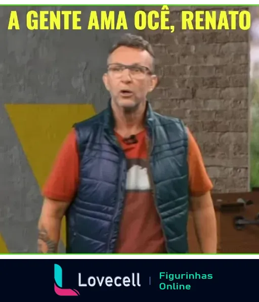 Craque Neto no estúdio com colete azul, camiseta estampada, expressando afeto com a frase 'A Gente Ama Ocê, Renato' em um ambiente com elementos gráficos esportivos