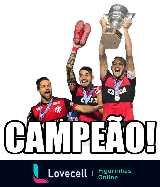 Três jogadores do Flamengo comemorando com uniforme clássico, segurando um troféu acima da cabeça e exibindo medalhas, com a palavra 'CAMPEÃO!' destacada na parte superior