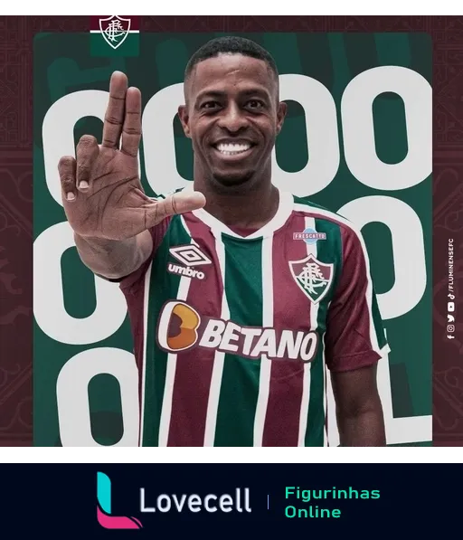 Jogador do Fluminense alegre com uniforme, levantando quatro dedos, com escudo do clube e fundo verde e vinho