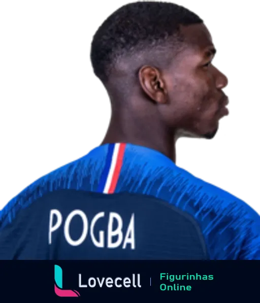 Figurinha do jogador de futebol Pogba com camisa azul, sobrenome e faixa tricolor, expressão determinada