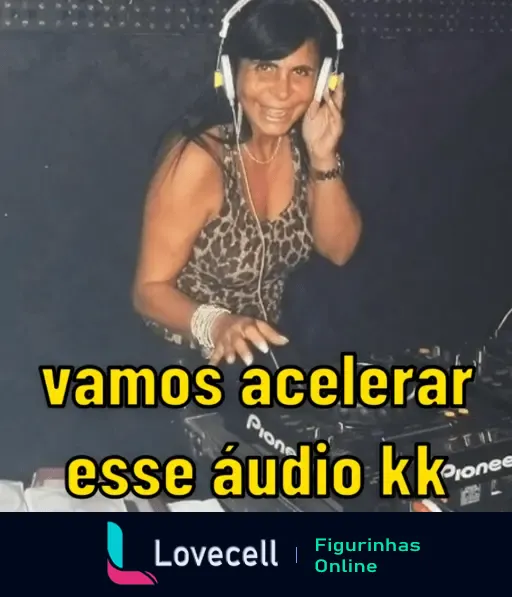 Figurinha da Gretchen como DJ, sorrindo e usando fones de ouvido, com a frase 'vamos acelerar esse áudio kk'.