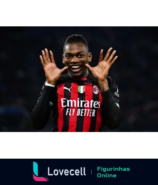 Jogador do AC Milan celebrando em campo com uniforme listrado e patrocínio 'Emirates Fly Better', fazendo gesto divertido com as mãos ao redor do rosto