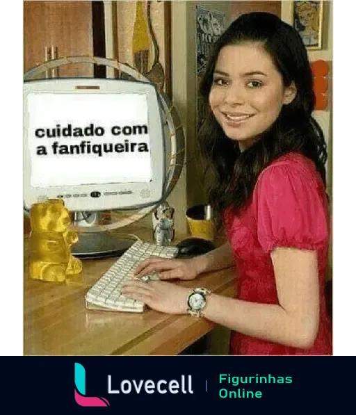 Mulher sorrindo em frente a um computador com a mensagem 'cuidado com a fanfiqueira', dando um toque humorístico e debochado sobre fanfics.