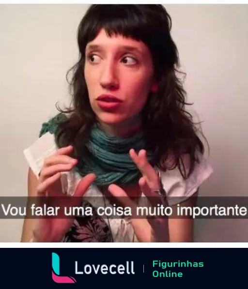 Mulher com expressão séria gesticulando, em ambiente interno, destacando um momento de comunicação importante