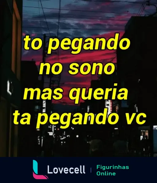 Figurinha com texto 'to pegando no sono mas queria ta pegando vc' em letras amarelas sobre uma imagem de um entardecer com céu de tons roxos e postes de luz acesos.