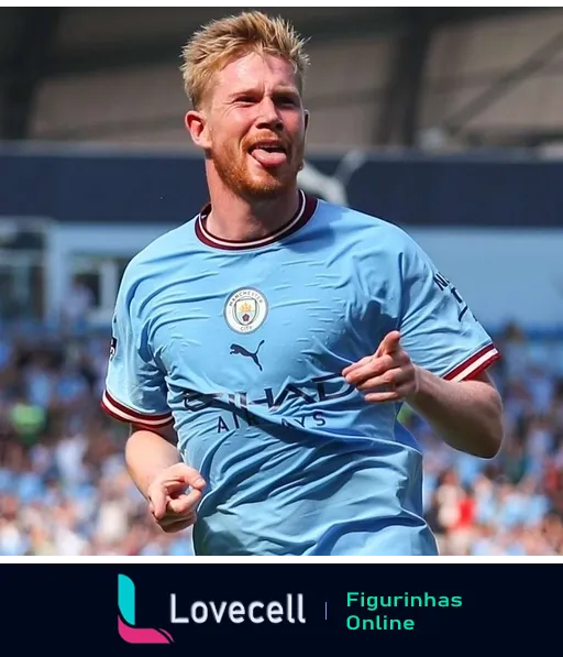 Jogador do Manchester City comemorando com expressão intensa e vestindo uniforme azul claro durante partida