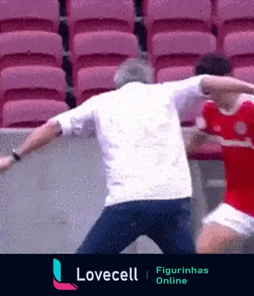 Torcedor celebrando efusivamente em estádio de futebol, homem em camisa branca e jeans pulando de alegria, jogadores e torcedores ao fundo comemorando