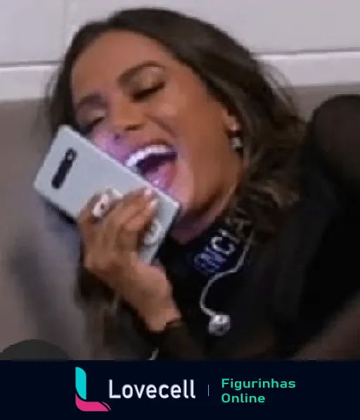 Anitta rindo enquanto segura um telefone celular. A artista usa um look casual e parece se divertir com um áudio. Título: 'Anitta rindo com áudio'. Tags: 'anitta, rindo'.