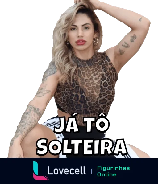 Figurinha 'Já Tô Solteira' com Dayanne Feitoza, loira de blusa de estampa de leopardo e tatuagens nos braços, exibindo expressão confiante