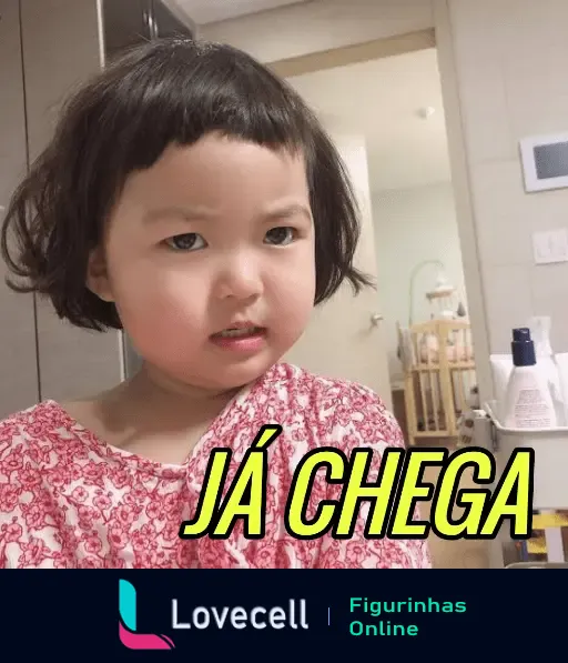 Figurinha da Coreaninha, uma criança com expressão irritada e mensagem 'JÁ CHEGA' em letras amarelas.