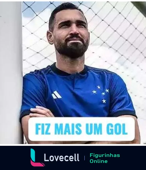 Figurinha de jogador de futebol do Cruzeiro comemorando gol, vestido em uniforme azul com estrelas, expressando satisfação e confiança