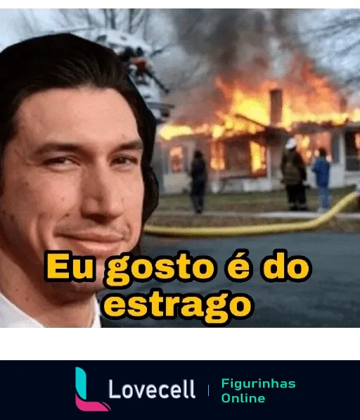 Homem sorrindo com texto 'Eu gosto é do estrago' enquanto bombeiros combatem incêndio ao fundo, representando humor negro