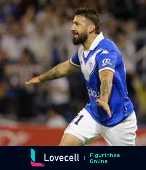 Jogador do Vélez Sarsfield celebrando com expressão de triunfo em jogo noturno, vestindo uniforme azul com logo de patrocinador