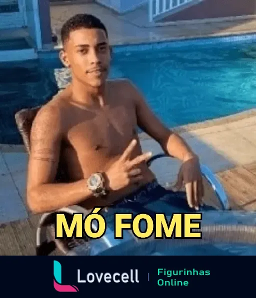 Figurinha de MC POZE sentado à beira de uma piscina, exibindo um sinal de paz com a mão e a expressão 'MÓ FOME' em destaque.