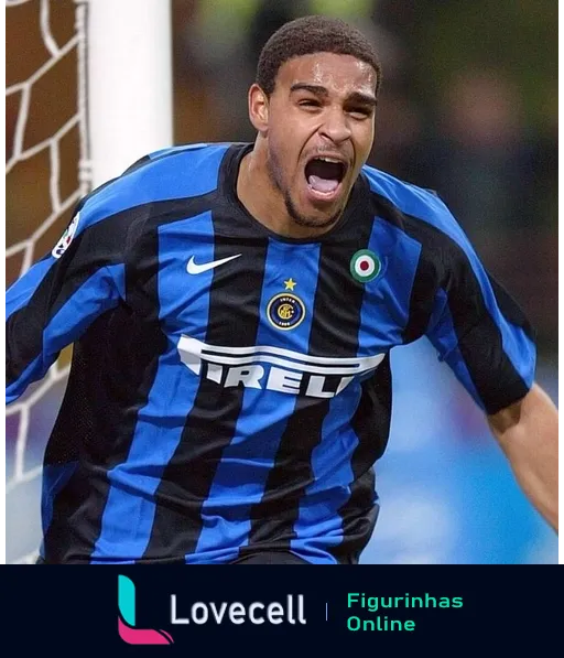 Jogador do Inter de Milão comemorando intensamente, vestido com o uniforme azul e preto com logotipo da Pirelli