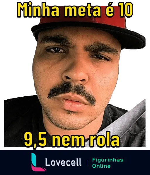 Figurinha de WhatsApp mostrando Paulo Vieira com boné vermelho e camiseta preta, bigode característico e expressão séria, texto 'Minha meta é 10, 9.5 nem rola'