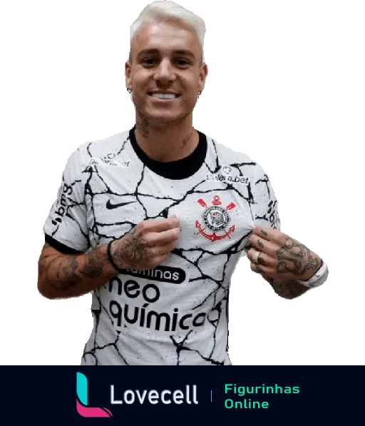 Jogador do Corinthians de cabelo platinado e tatuagens comemorando e segurando o escudo do clube na camisa branca com detalhes pretos