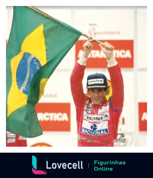 Ayrton Senna comemorando vitória na Fórmula 1 com a bandeira do Brasil, usando uniforme vermelho com logos Honda e Nacional, sorrindo feliz