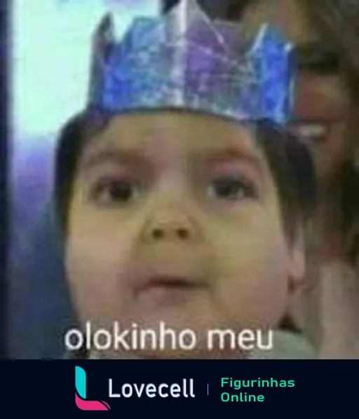 Figurinha de bebê com coroa e expressão séria dizendo 'olokinho meu' em fonte branca simplista para expressar surpresa ou incredulidade humoristicamente