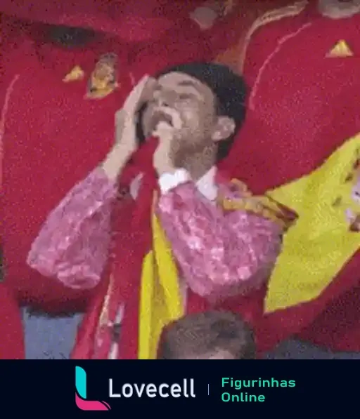 Homem em jaqueta rosa e amarela celebrando com alegria em um estádio de futebol, segurando uma bandeira amarela, cercado por torcedores e confetes