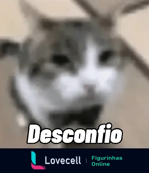 Imagem de um gato desfocado com expressão séria. O texto 'Desconfio' está escrito em letras pretas e contornadas de branco na parte inferior. Título: 'Desconfio: gato desfocado'. Tags: meme, Figurinhas Engraçadas, Desconfio, gato, animais, expressão.