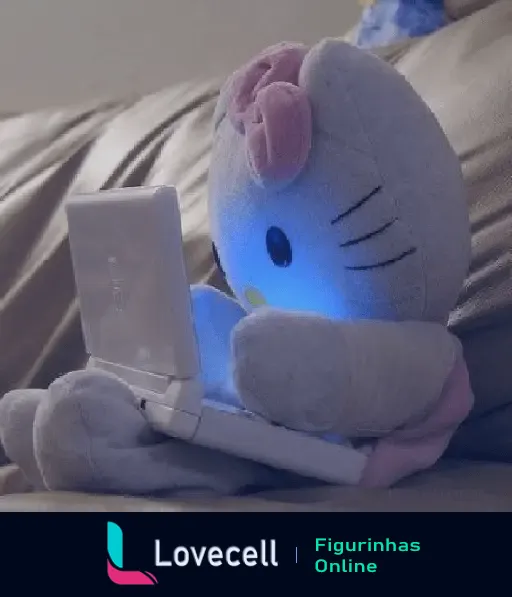 Hello Kitty fofinha sentada em um sofá usando um notebook branco, com luz azul refletida no rosto, e um laço rosa na cabeça.