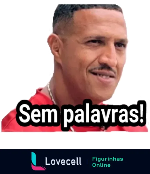 Homem com expressão séria e leve sorriso, vestindo camiseta vermelha, com fundo neutro e frase 'Sem palavras!' na parte inferior