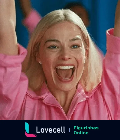 Imagem de Margot Robbie, interpretando Barbie, com expressão de alegria, vestindo uma camisa rosa e levantando os braços em celebração.