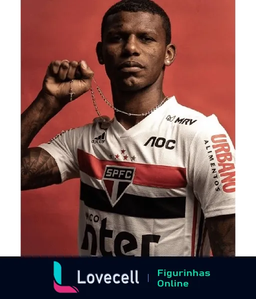 Jogador do São Paulo FC posando com uniforme do clube, segurando corrente com pingente e olhar focado, exibindo patrocinadores MRV, AOC e Urbano Alimentos