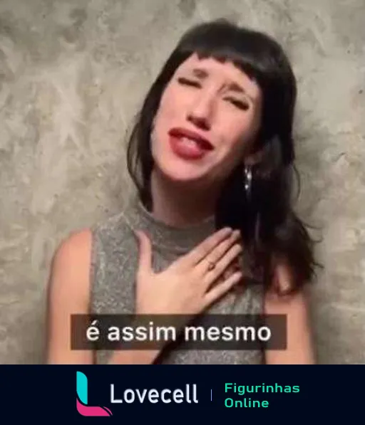 Figurinha de WhatsApp mostrando mulher satisfeita com cabelos escuros e batom vermelho, gesticulando com a mão sobre o peito, frase 'é assim mesmo' expressando concordância