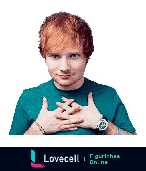 Figurinha de Ed Sheeran com cabelos ruivos, vestindo camiseta verde e segurando as mãos no peito, olhando para a câmera