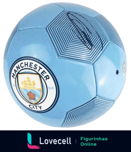 Figurinha de bola de futebol azul claro com escudo do Manchester City, padrões geométricos azul escuro e data de 1894