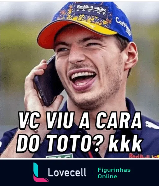 Max Verstappen, piloto de Fórmula 1, sorrindo ao telefone com a legenda humorística 'Vc viu a cara do Toto? kkk', insinuando uma conversa divertida sobre Toto Wolff