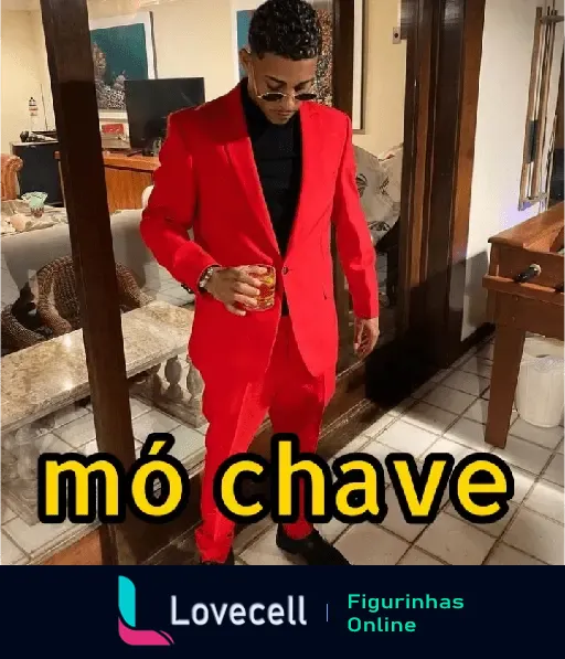 MC Poze veste terno vermelho e segura copo, expressão 'mó chave', da pasta 'MÓ PAZ: MC POZE'. Transmissão de confiança e estilo.