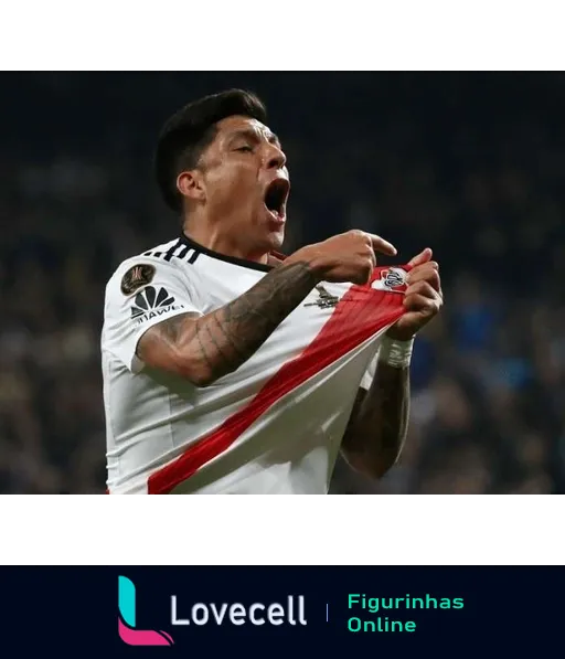 Jogador do River Plate comemorando apaixonadamente em campo, gritando de emoção e segurando a camisa do clube