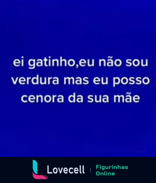 Figurinha com fundo azul e texto engraçado sugerindo um trocadilho: 'Ei gatinho, eu não sou verdura mas eu posso cenora da sua mãe'. Ideal para dia dos namorados.