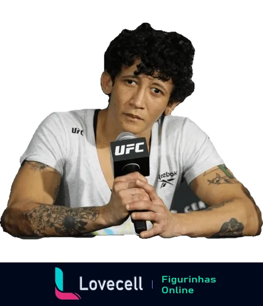 Virna Jandiroba sentada falando em microfone do UFC, com camiseta branca Reebok e tatuagens nos braços, cabelo cacheado curto