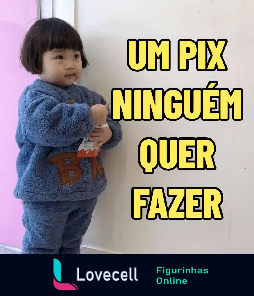 Uma criança com cabelo curto e franja, vestindo uma roupa azul, de pé contra a parede. Texto na imagem diz: 'UM PIX NINGUÉM QUER FAZER'.