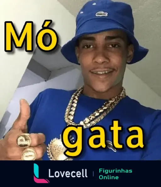 Mó gata - Figurinha de MC POZE sorrindo, usando colares de ouro e chapéu azul, com fundo claro e o texto 'Mó gata'.