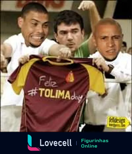 Três homens eufóricos em um vestiário esportivo celebrando com uma camiseta que diz 'Feliz #TOLIMAday'