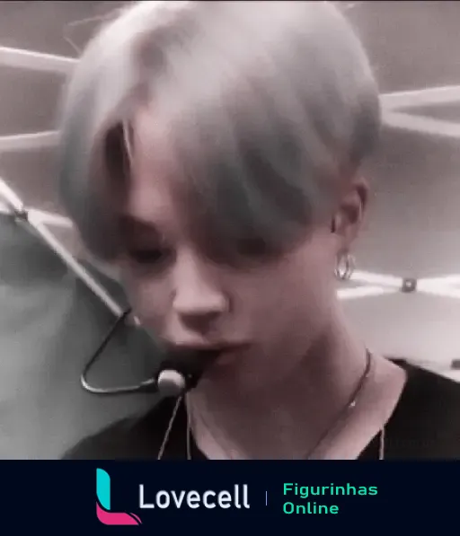 Imagem suave de Jimin do BTS com cabelo platinado, usando microfone de cabeça e se apresentando ao vivo.