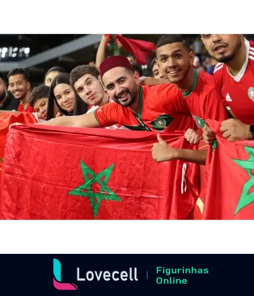 Torcedores marroquinos animados no estádio segurando bandeira do Marrocos e vestindo camisetas vermelhas do time nacional de futebol