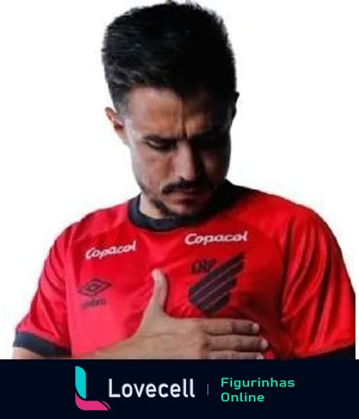 Homem triste segurando o peito vestindo camisa do Atlético PR com logos da Copacol e OMP, provável reação a uma partida