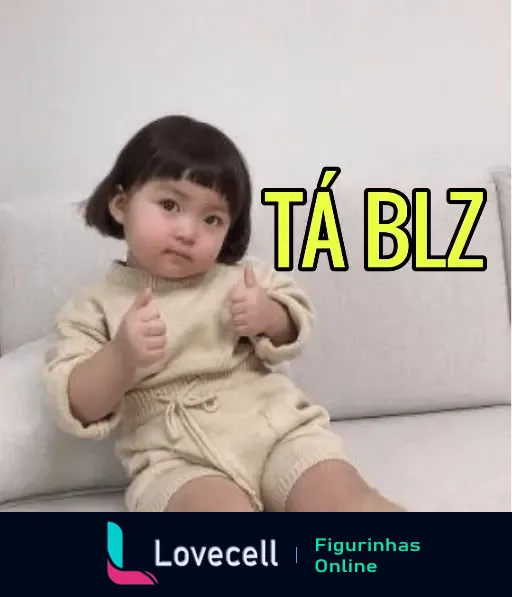 Figurinha de uma criança coreana fazendo sinal de positivo com as duas mãos. Texto: 'TÁ BLZ'. Expressão de aprovação.