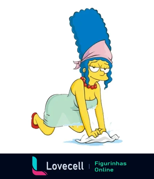 Marge Simpson ajoelhada limpando o chão com um pano, vestindo robe azul claro e lenço rosa na cabeça, com expressão séria