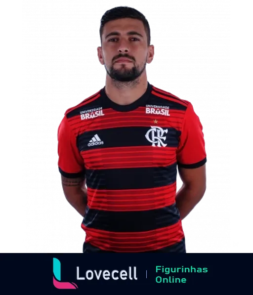 Jogador do Flamengo posando sério em uniforme oficial listrado vermelho e preto com marcas de patrocínio Universidade Brasil e Interbrasil