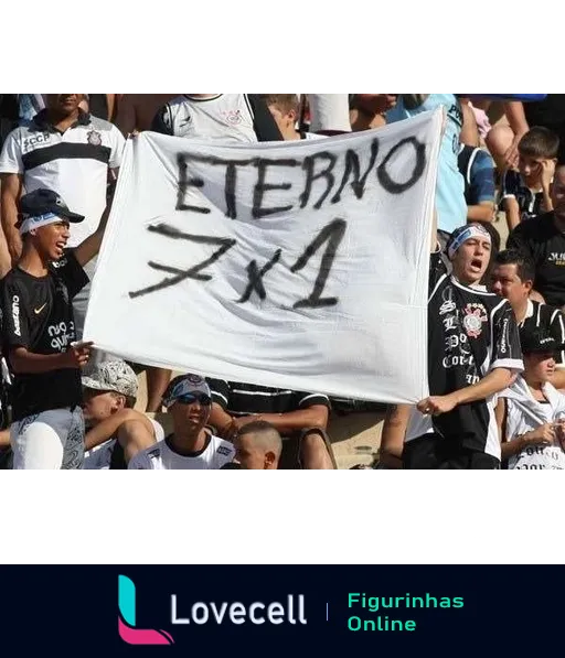 Torcedores do Corinthians com faixa 'ETERNO 7x1' no estádio, provocando sobre goleada histórica no futebol brasileiro