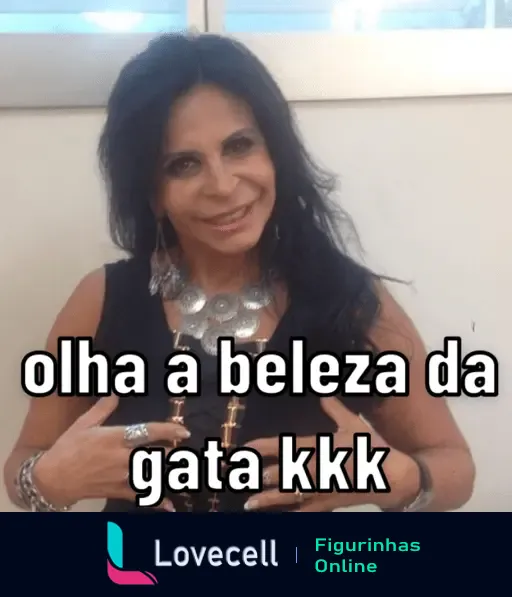 Gretchen sorrindo enquanto mostra com orgulho sua beleza estilo único, colar chamativo e expressão carismática.